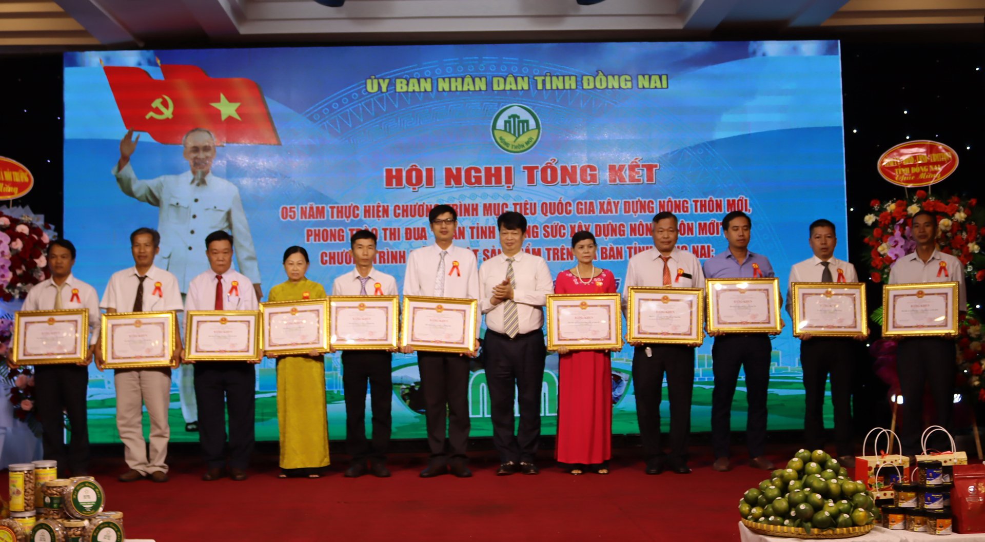 Ông Trần Nhật Lam - Phó Chánh Văn phòng Điều phối Nông thôn mới Trung ương trao Bằng khen của UBND tỉnh Đồng Nai cho các tập thể vì đã có thành tích xuất sắc trong xây dựng đơn vị đạt chuẩn nông thôn mới giai đoạn 2021 - 2025. Ảnh: Tường Tú.