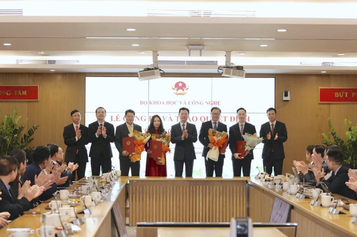 Bộ trưởng Nguyễn Mạnh Hùng tặng hoa chúc mừng các nhân sự được bổ nhiệm. Ảnh: VNP. Bộ trưởng Nguyễn Mạnh Hùng tặng hoa chúc mừng các nhân sự được bổ nhiệm. Ảnh: VNP.