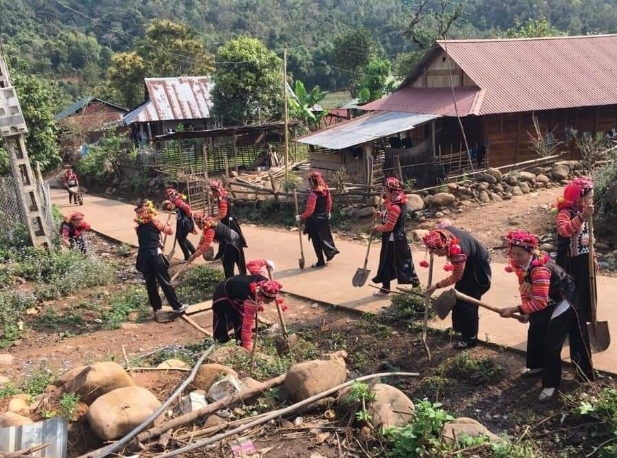Phụ nữ tham gia dọn dẹp vệ sinh môi trường. Ảnh: Hoàng Châu.