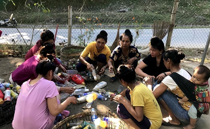 Hội viên phụ nữ xã Mường Mươn, huyện Mường Chà phân loại rác thải nhựa. Ảnh: Hoàng Châu.