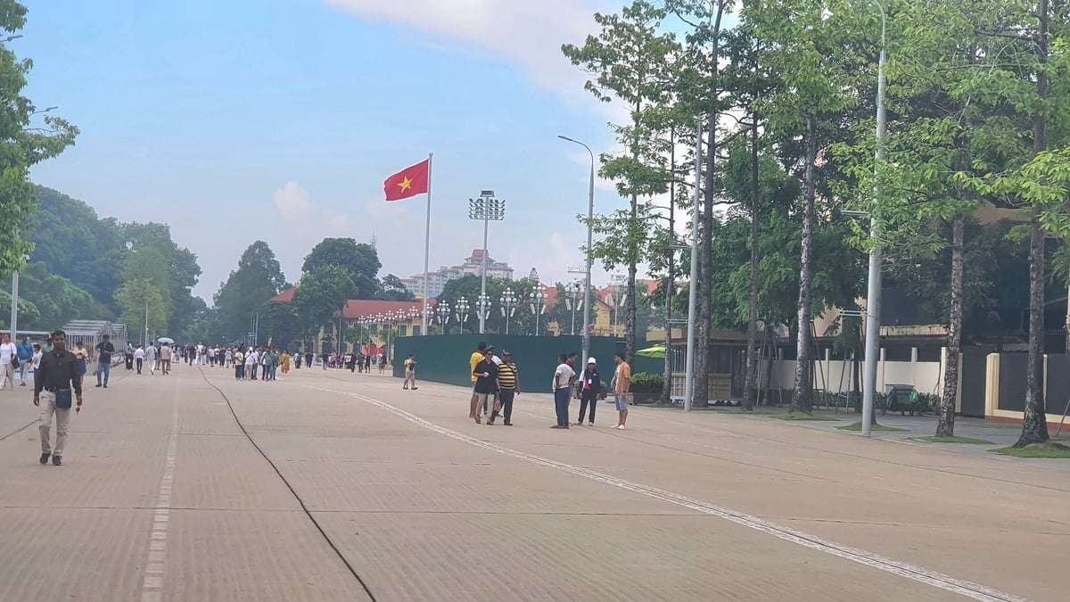 Đơn vị thi công quây hàng rào tôn, tập kết máy móc thi công Dự án đầu tư xây dựng cơ sở hạ tầng phục vụ công tác đón tiếp, tuyên truyền của Ban Quản lý Lăng Chủ tịch Hồ Chí Minh. Ảnh: Xuân Vũ. Đơn vị thi công quây hàng rào tôn, tập kết máy móc thi công Dự án đầu tư xây dựng cơ sở hạ tầng phục vụ công tác đón tiếp, tuyên truyền của Ban Quản lý Lăng Chủ tịch Hồ Chí Minh. Ảnh: Xuân Vũ.