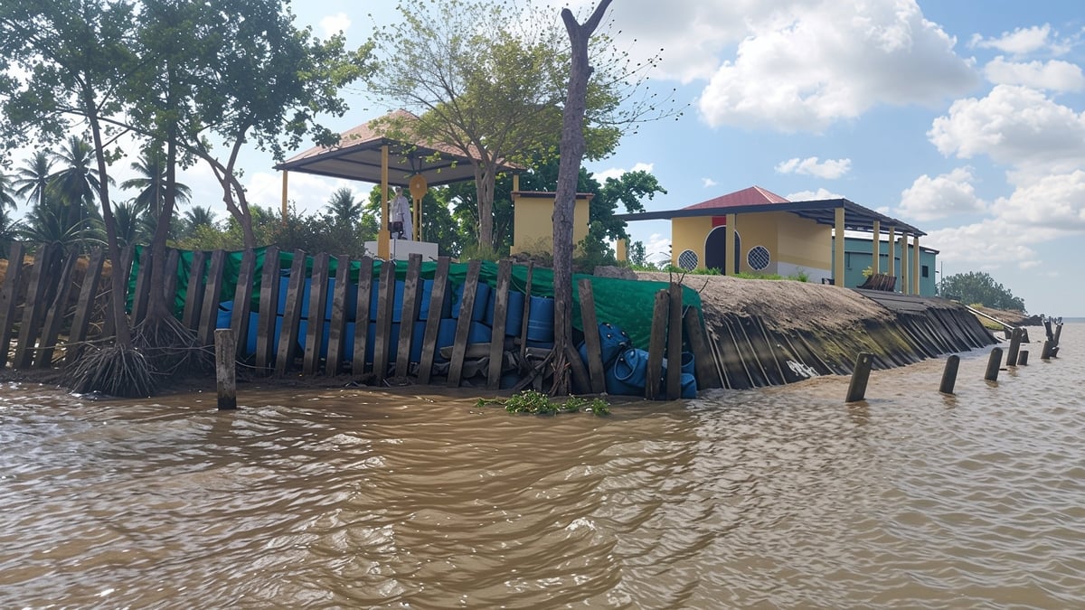 Một đoạn sạt lở nghiêm trọng trên địa bàn huyện Trà Cú đã được gia cố tạm thời. Ảnh: Hồ Thảo. Một đoạn sạt lở nghiêm trọng trên địa bàn huyện Trà Cú đã được gia cố tạm thời. Ảnh: Hồ Thảo.