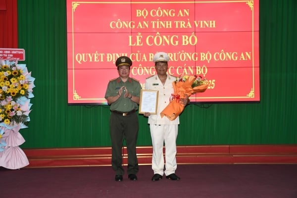 Thừa ủy quyền của lãnh đạo Bộ, Đại tá Nguyễn Thanh Hải đã trao quyết định và chúc mừng Thượng tá Sơn Chí Hùng (góc phải). Ảnh: Phạm Hơn. Thừa ủy quyền của lãnh đạo Bộ, Đại tá Nguyễn Thanh Hải đã trao quyết định và chúc mừng Thượng tá Sơn Chí Hùng (góc phải). Ảnh: Phạm Hơn.