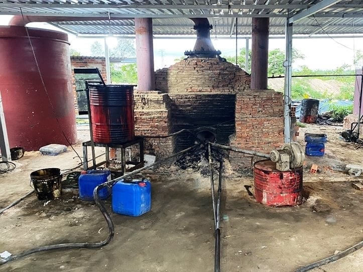 Tái chế dầu thải tiềm ẩn nhiều rủi ro nên cần chủ động phòng ngừa và kịp thời ứng phó sự cố môi trường. Ảnh: baobinhthuan.com.vn.