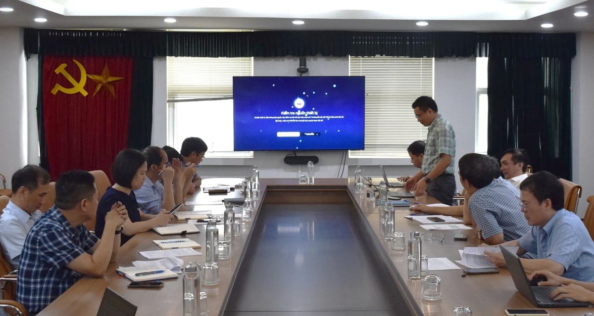 Thứ trưởng Trần Quý Kiên yêu cầu Cục Chuyển đổi số khẩn trương hoàn thành các dự án đang triển khai, đặc biệt là Dự án Chuyển đổi số chuyên ngành tài nguyên và môi trường. Ảnh: Trường Giang.