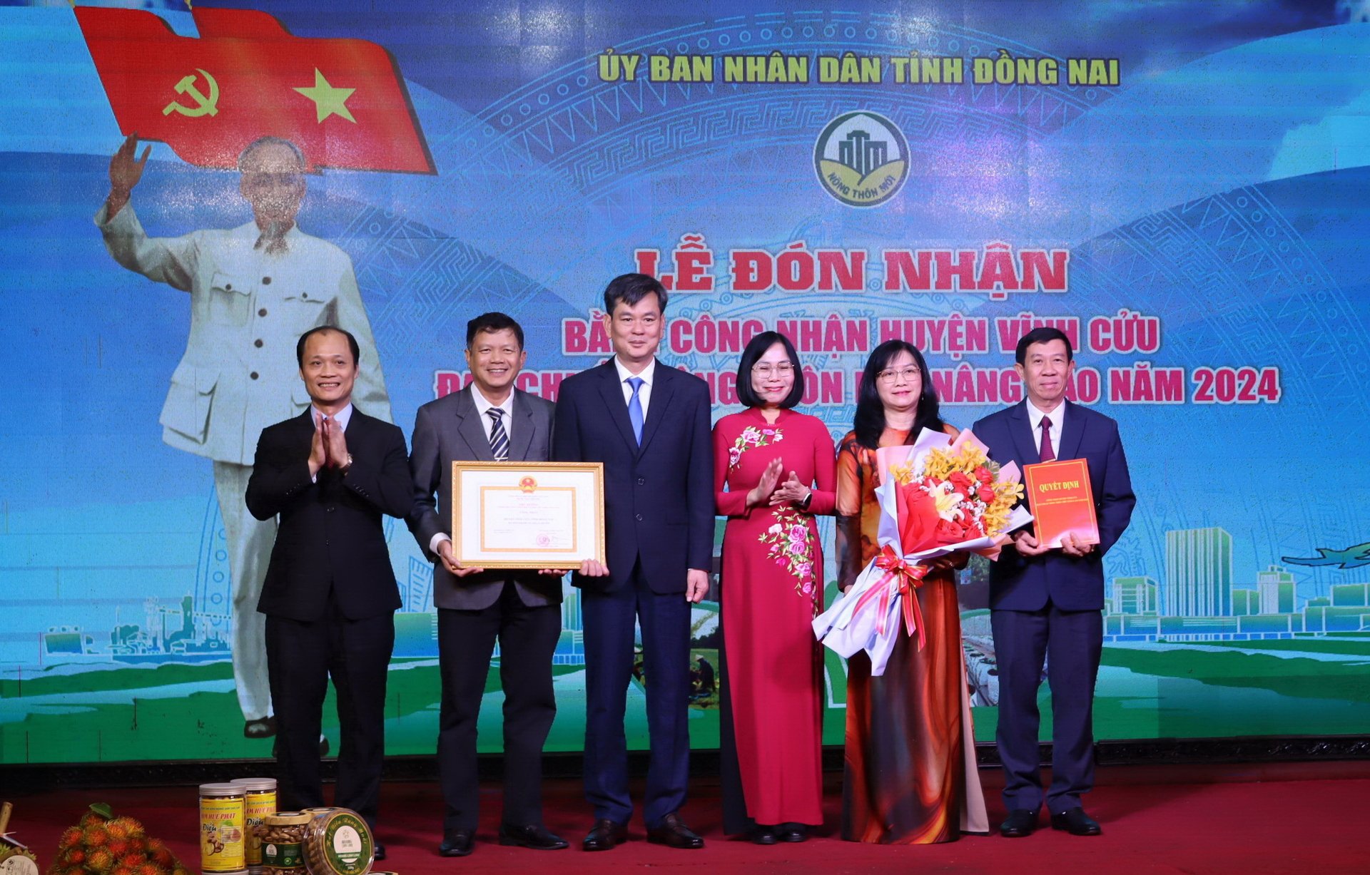 Lãnh đạo UBND tỉnh Đồng Nai và Sở NN&MT trao bằng Công nhận của Thủ tướng Chính phủ cho huyện Cẩm Mỹ đạt chuẩn nông thôn mới nâng cao năm 2024. Ảnh: Tường Tú.