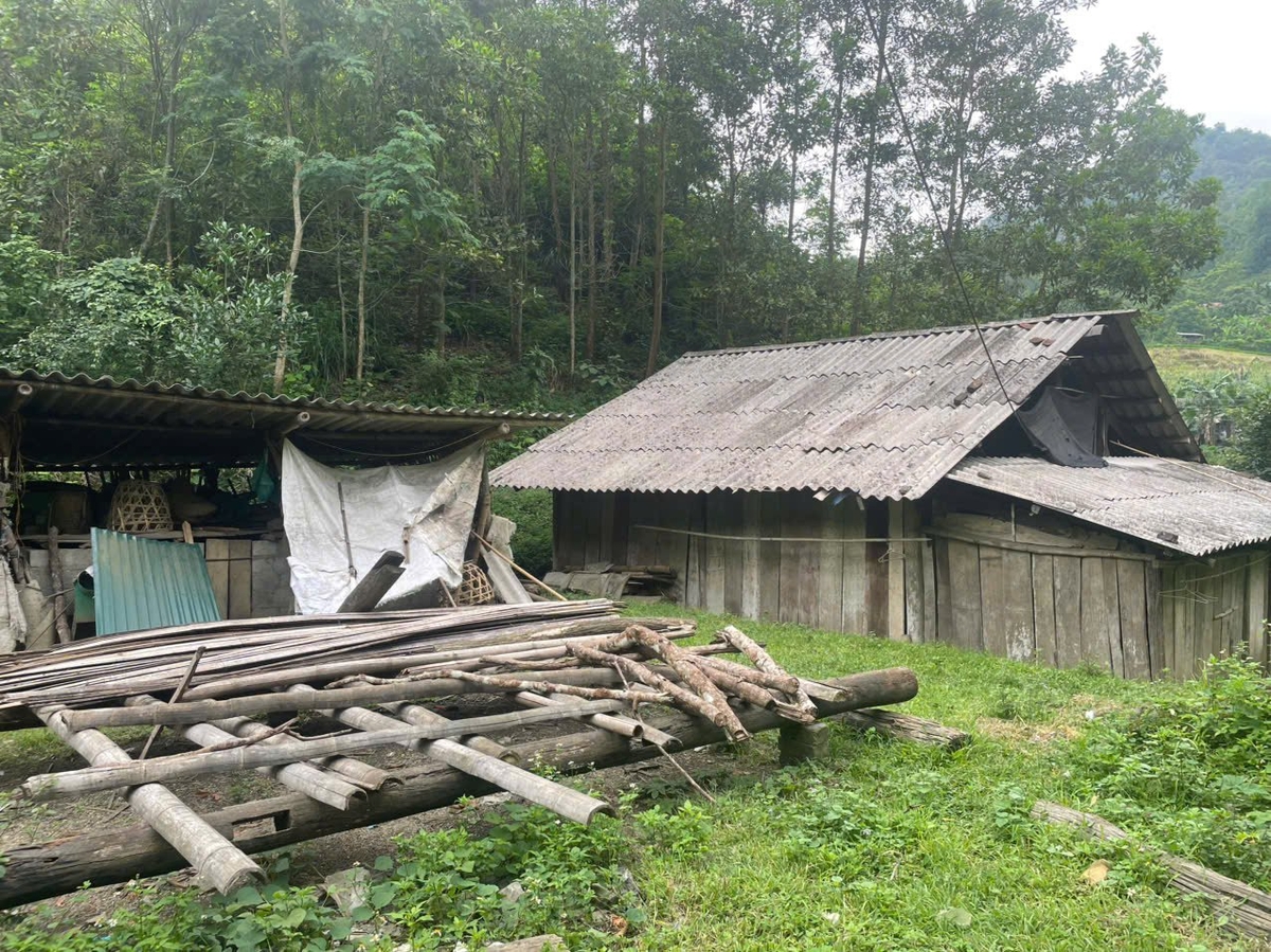 Căn nhà cũ siêu vẹo của anh La Văn Chay chuẩn bị được thay thế bằng ngôi nhà mới từ chương trình xóa nhà tạm. Ảnh: Ngọc Tú. Căn nhà cũ siêu vẹo của anh La Văn Chay chuẩn bị được thay thế bằng ngôi nhà mới từ chương trình xóa nhà tạm. Ảnh: Ngọc Tú.