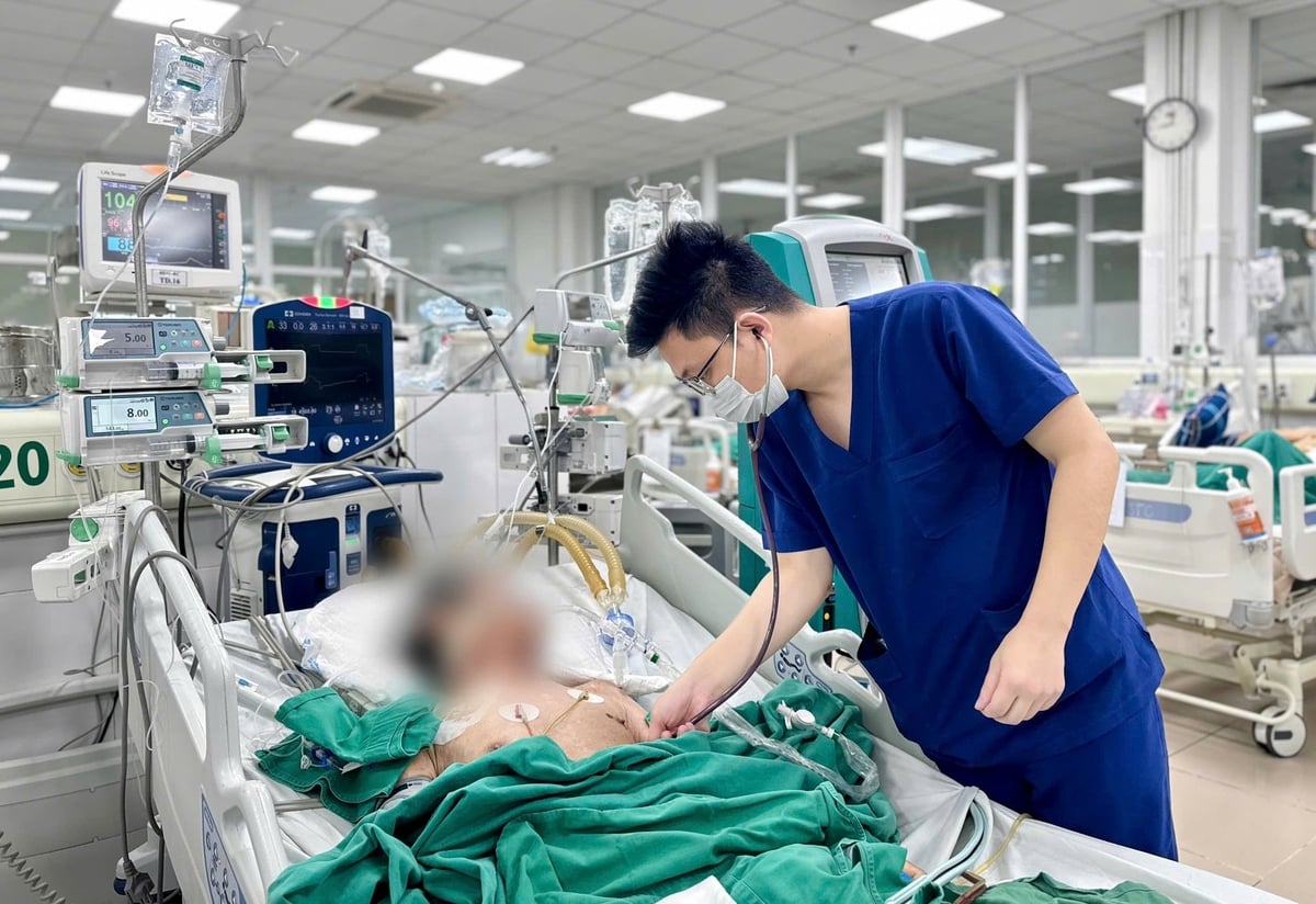 Bệnh nhân có tiền sử đau khớp mạn tính hơn 10 năm, thường xuyên tự ý sử dụng các loại thuốc không rõ nguồn gốc có pha trộn corticoid để giảm đau. Ảnh: Bệnh viện Bệnh Nhiệt đới TW.