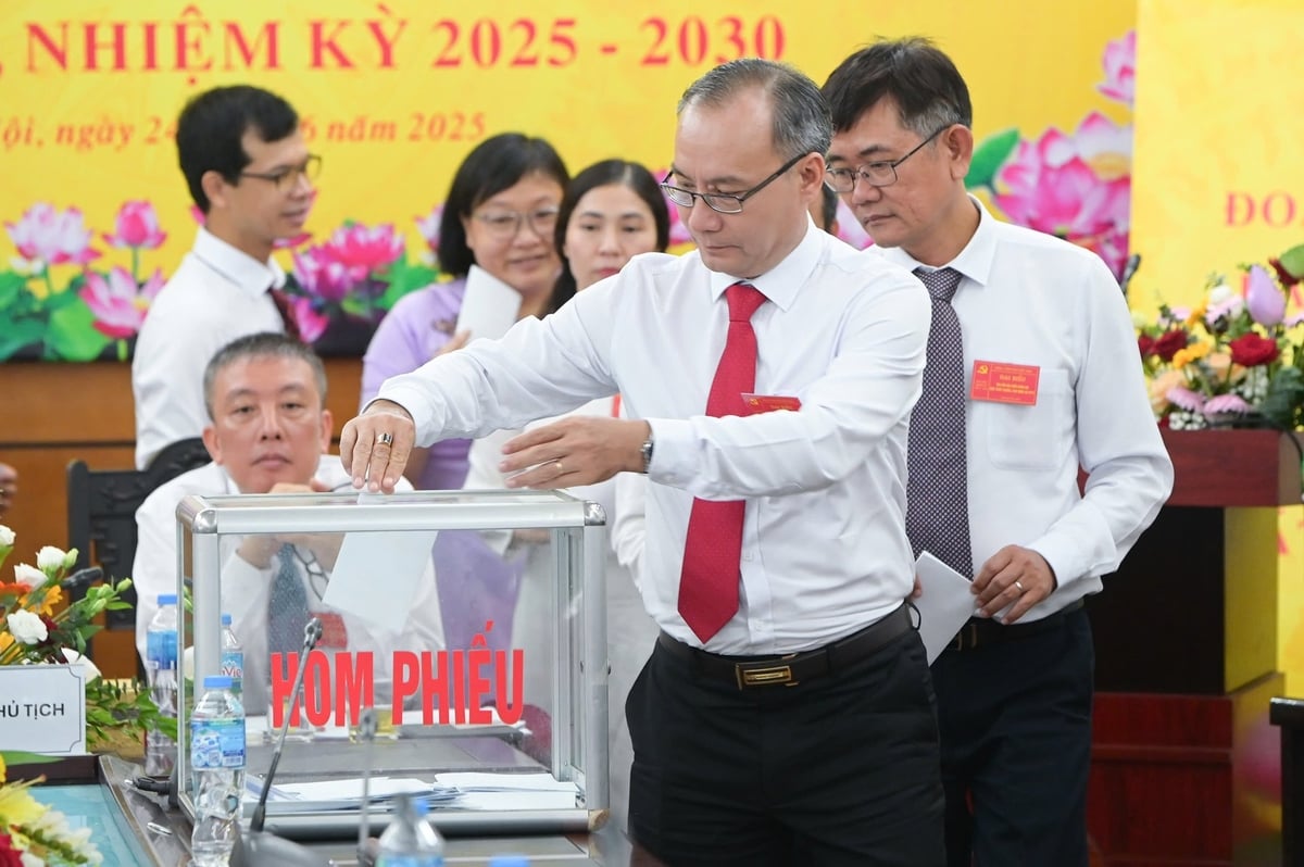 Các đại biểu bỏ phiếu bầu BCH Đảng bộ Cục Chất lượng, Chế biến và Phát triển thị trường nhiệm kỳ 2025-2030. Ảnh: Tùng Đinh. Các đại biểu bỏ phiếu bầu BCH Đảng bộ Cục Chất lượng, Chế biến và Phát triển thị trường nhiệm kỳ 2025-2030. Ảnh: Tùng Đinh.