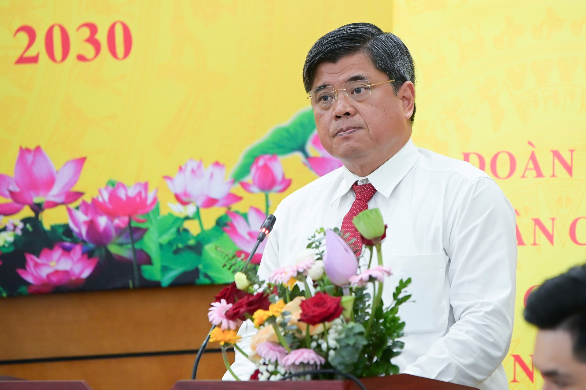 Thứ trưởng Trần Thanh Nam ghi nhận và biểu dương những kết quả toàn diện mà Đảng bộ Cục đã đạt được trong nhiệm kỳ qua, đặc biệt là vai trò tham mưu chính sách về chất lượng, an toàn thực phẩm, chế biến và phát triển thị trường nông sản. Ảnh: Tùng Đinh. Thứ trưởng Trần Thanh Nam ghi nhận và biểu dương những kết quả toàn diện mà Đảng bộ Cục đã đạt được trong nhiệm kỳ qua, đặc biệt là vai trò tham mưu chính sách về chất lượng, an toàn thực phẩm, chế biến và phát triển thị trường nông sản. Ảnh: Tùng Đinh.