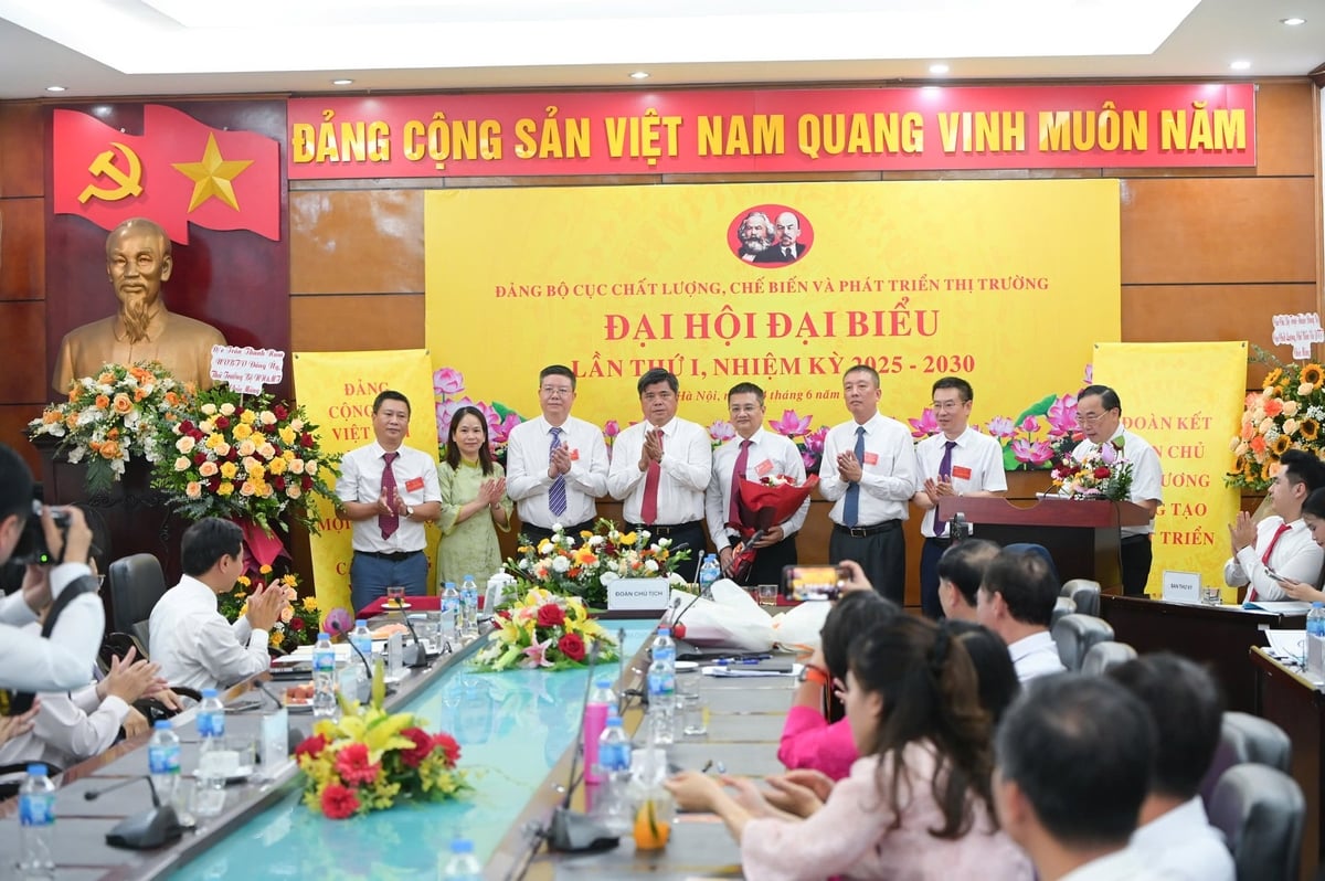 Thứ trưởng Trần Thanh Nam tặng hoa, chúc mừng BCH Đảng bộ Cục Chất lượng, Chế biến và Phát triển thị trường nhiệm kỳ 2025-2030. Ảnh: Tùng Đinh. Thứ trưởng Trần Thanh Nam tặng hoa, chúc mừng BCH Đảng bộ Cục Chất lượng, Chế biến và Phát triển thị trường nhiệm kỳ 2025-2030. Ảnh: Tùng Đinh.