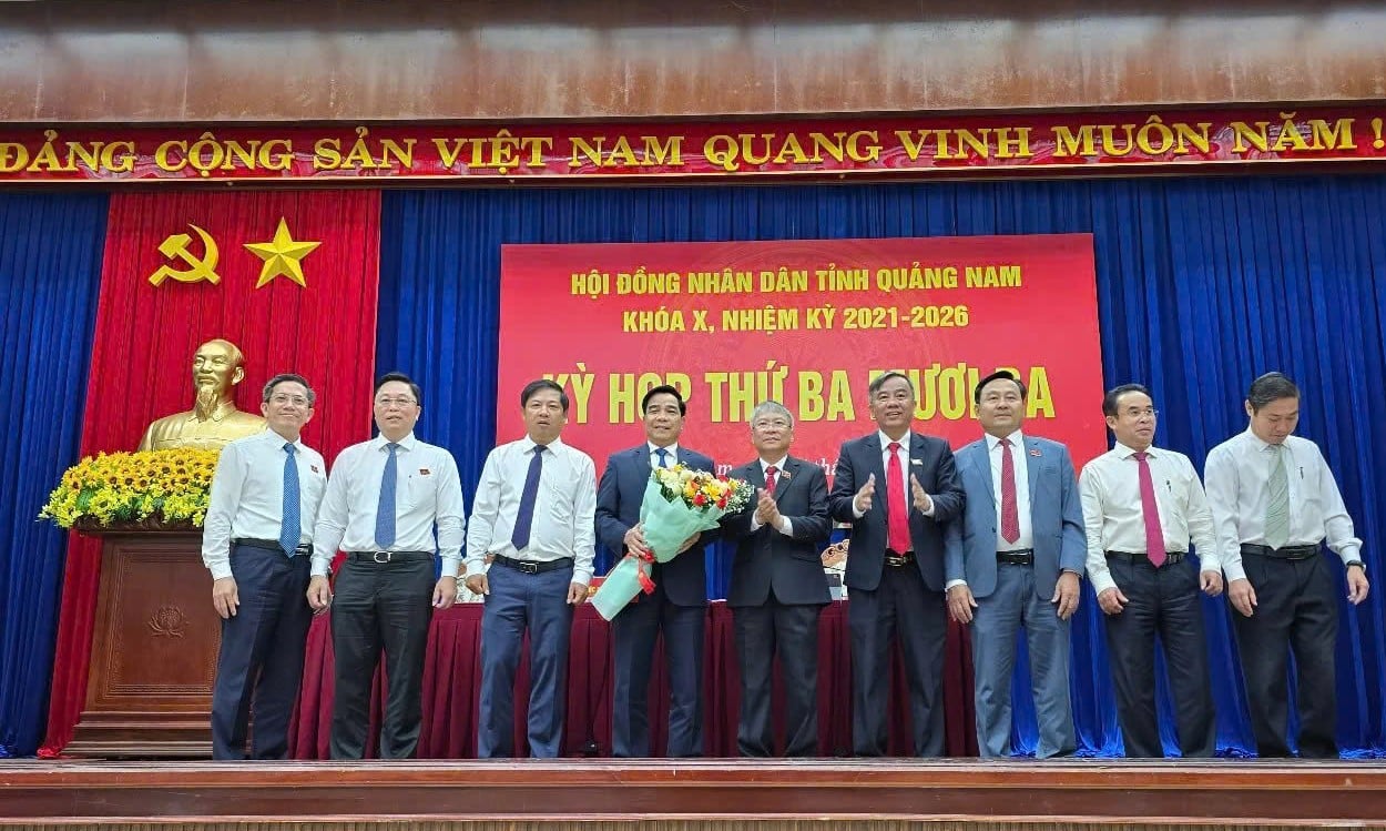 Lãnh đạo HĐND tỉnh Quảng Nam tặng hoa chúc mừng ông Lê Văn Dũng nghỉ hưu trước tuổi. Ảnh: L.K. Lãnh đạo HĐND tỉnh Quảng Nam tặng hoa chúc mừng ông Lê Văn Dũng nghỉ hưu trước tuổi. Ảnh: L.K.