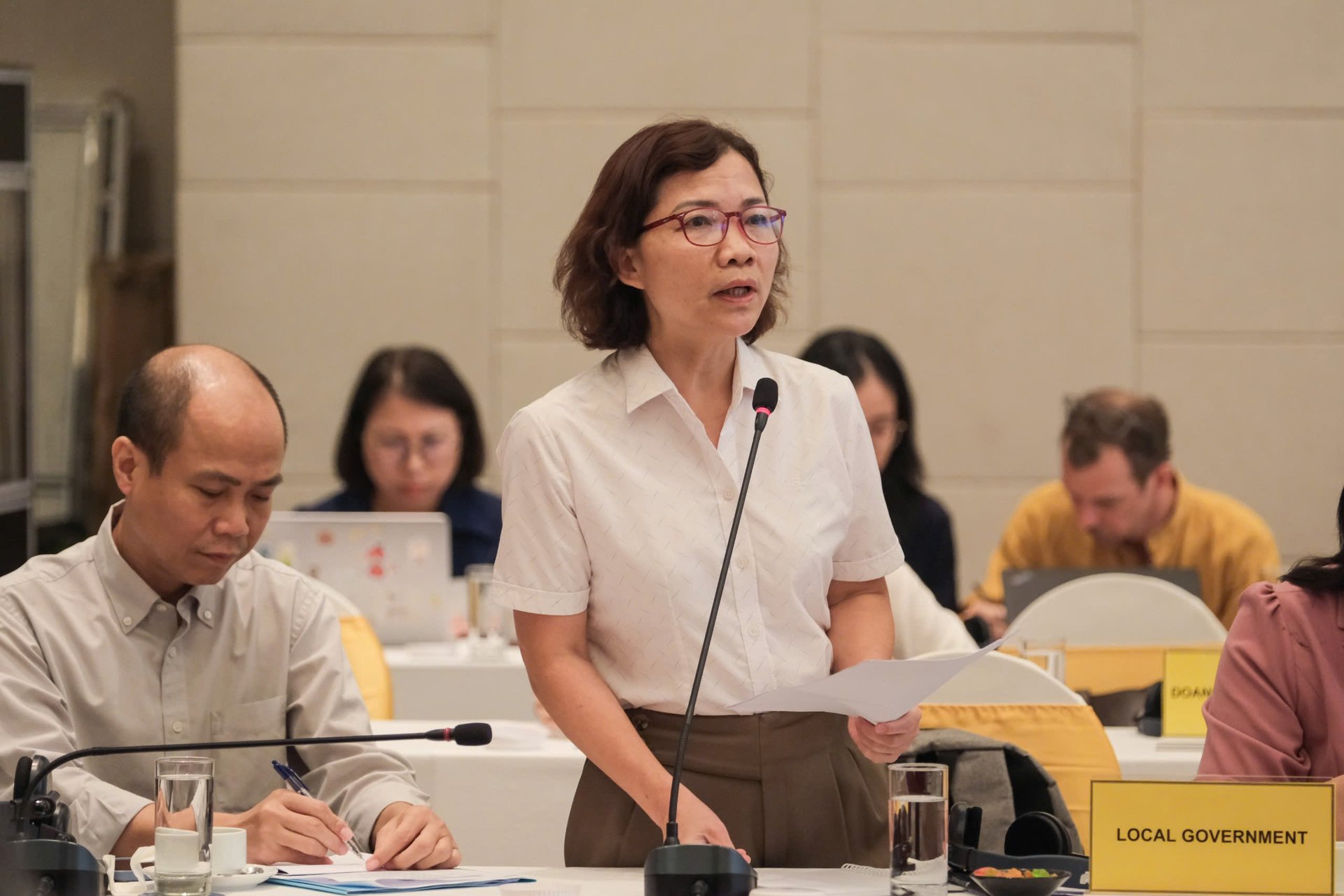 Bà Cầm Thị Phong, Phó Giám đốc Sở Nông nghiệp và Môi trường Sơn La, đề xuất xây dựng một cơ chế quản trị và phối hợp liên ngành hiệu quả trong toàn hệ thống LTTP. Ảnh: Quỳnh Chi. Bà Cầm Thị Phong, Phó Giám đốc Sở Nông nghiệp và Môi trường Sơn La, đề xuất xây dựng một cơ chế quản trị và phối hợp liên ngành hiệu quả trong toàn hệ thống LTTP. Ảnh: Quỳnh Chi.
