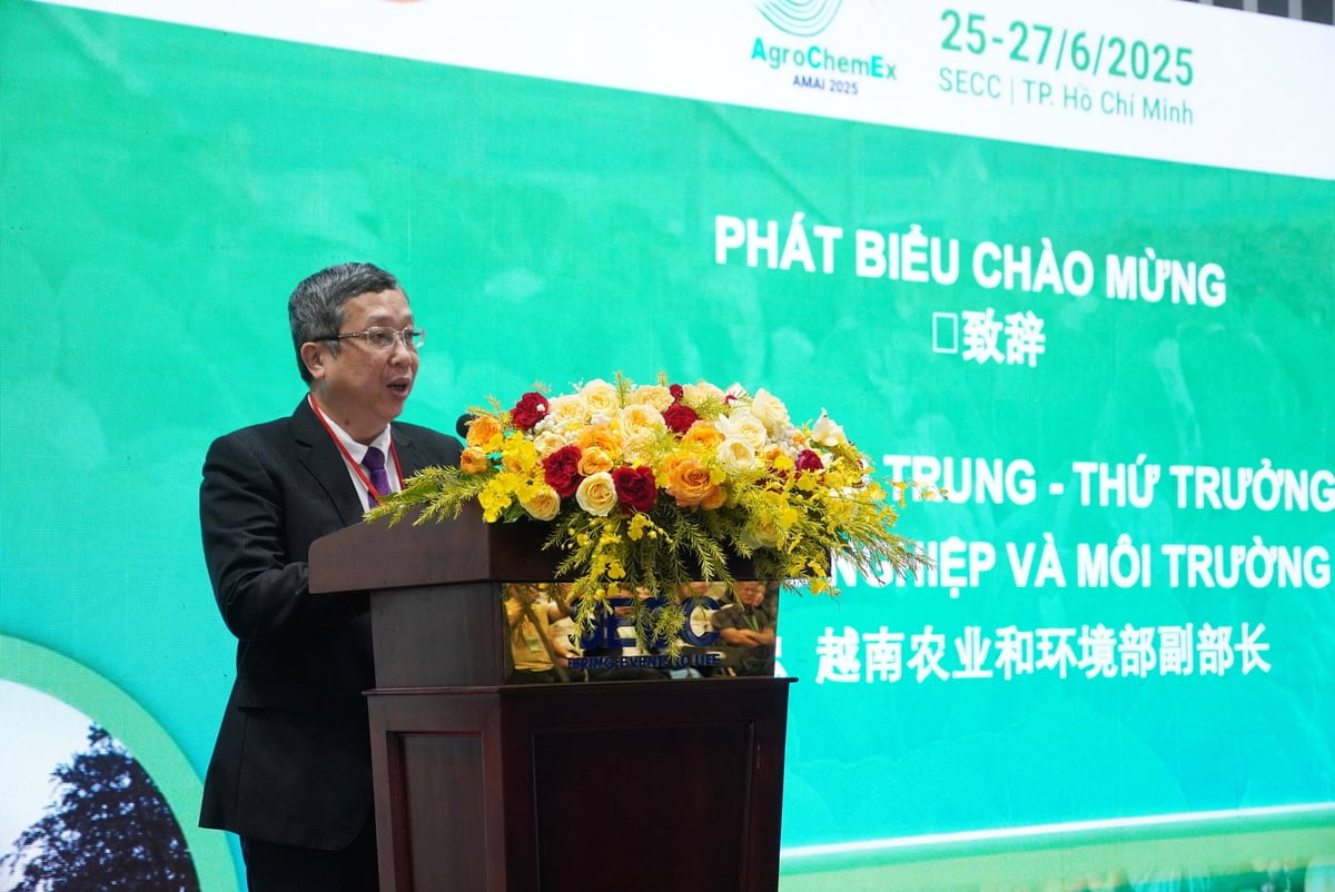 Thứ trưởng Bộ Nông nghiệp và Môi trường Hoàng Trung phát biểu tại lễ khai mạc. Ảnh: Nguyễn Thủy. Thứ trưởng Bộ Nông nghiệp và Môi trường Hoàng Trung phát biểu tại lễ khai mạc. Ảnh: Nguyễn Thủy.