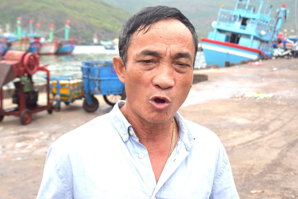 Ngư dân Huỳnh Chánh Thi, chủ tàu kiêm thuyền trưởng tàu cá BĐ 99007 TS, chia sẻ những thăng trầm trong đời ngư phủ của mình. Ảnh:V.Đ.T. Ngư dân Huỳnh Chánh Thi, chủ tàu kiêm thuyền trưởng tàu cá BĐ 99007 TS, chia sẻ những thăng trầm trong đời ngư phủ của mình. Ảnh:V.Đ.T.
