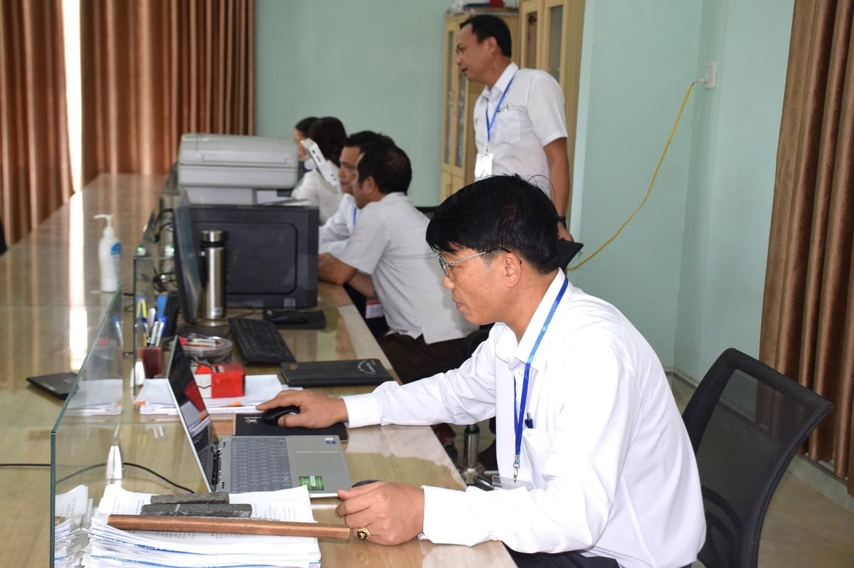 Ông Nguyễn Anh Tuấn cùng nhân viên Trung tâm Phục vụ hành chính công xã An Nhơn Tây vận hành thử nghiệm mô hình chính quyền địa phương 2 cấp. Ảnh: V.Đ.T. Ông Nguyễn Anh Tuấn cùng nhân viên Trung tâm Phục vụ hành chính công xã An Nhơn Tây vận hành thử nghiệm mô hình chính quyền địa phương 2 cấp. Ảnh: V.Đ.T.