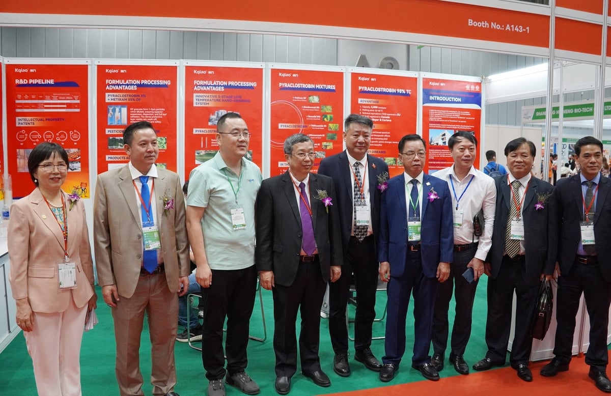 Thứ trưởng Bộ Nông nghiệp và Môi trường Hoàng Trung chụp hình cùng các đại biểu phía Trung Quốc. Ảnh: Nguyễn Thủy. Thứ trưởng Bộ Nông nghiệp và Môi trường Hoàng Trung chụp hình cùng các đại biểu phía Trung Quốc. Ảnh: Nguyễn Thủy.
