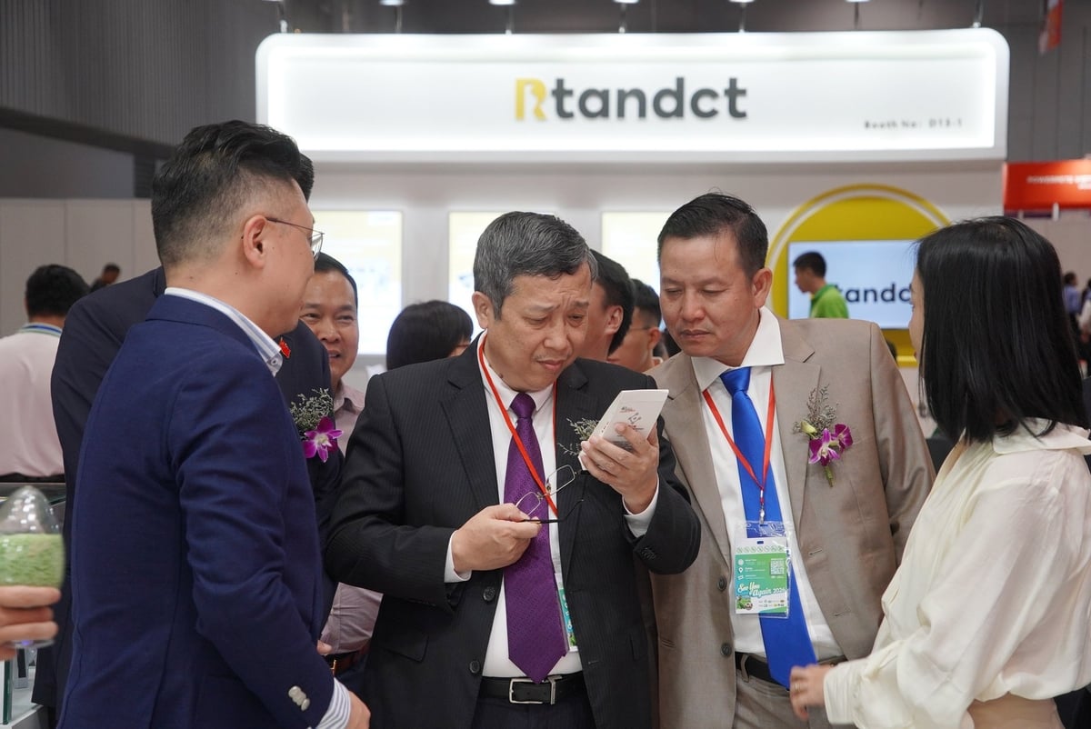 Thứ trưởng Bộ Nông nghiệp và Môi trường Hoàng Trung cùng các đại biểu tham quan các gian hàng của Trung Quốc. Ảnh: Nguyễn Thủy. Thứ trưởng Bộ Nông nghiệp và Môi trường Hoàng Trung cùng các đại biểu tham quan các gian hàng của Trung Quốc. Ảnh: Nguyễn Thủy.