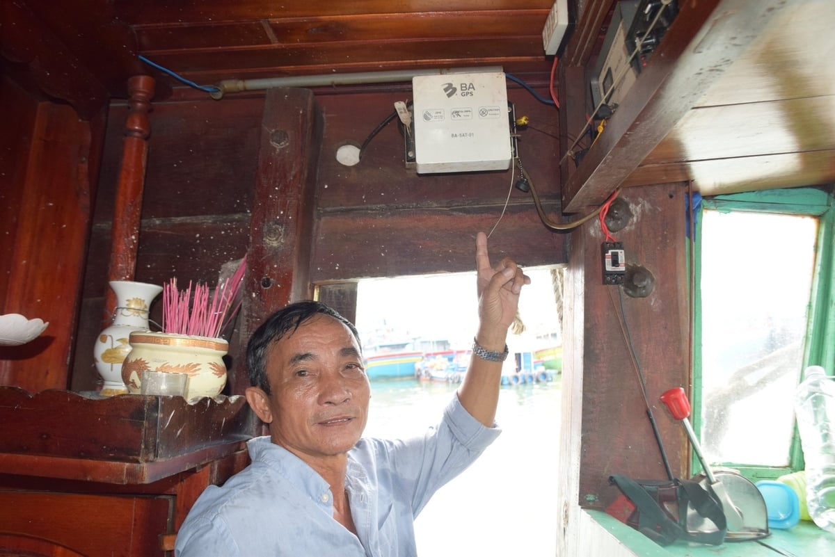 Trên tàu cá BĐ 99007 TS, ông Thi lắp đặt đến 2 thiết bị giám sát hành trình (VMS), trong ảnh là chiếc lắp trong ca-bin tàu. Ảnh: V.Đ.T. Trên tàu cá BĐ 99007 TS, ông Thi lắp đặt đến 2 thiết bị giám sát hành trình (VMS), trong ảnh là chiếc lắp trong ca-bin tàu. Ảnh: V.Đ.T.