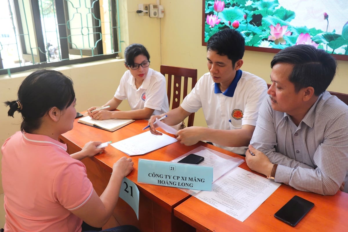 Doanh nghiệp và người lao động trao đổi tại phiên giao dịch việc làm tháng 5/2025. Ảnh: Trung tâm Dịch vụ việc làm tỉnh Hà Nam. Doanh nghiệp và người lao động trao đổi tại phiên giao dịch việc làm tháng 5/2025. Ảnh: Trung tâm Dịch vụ việc làm tỉnh Hà Nam.