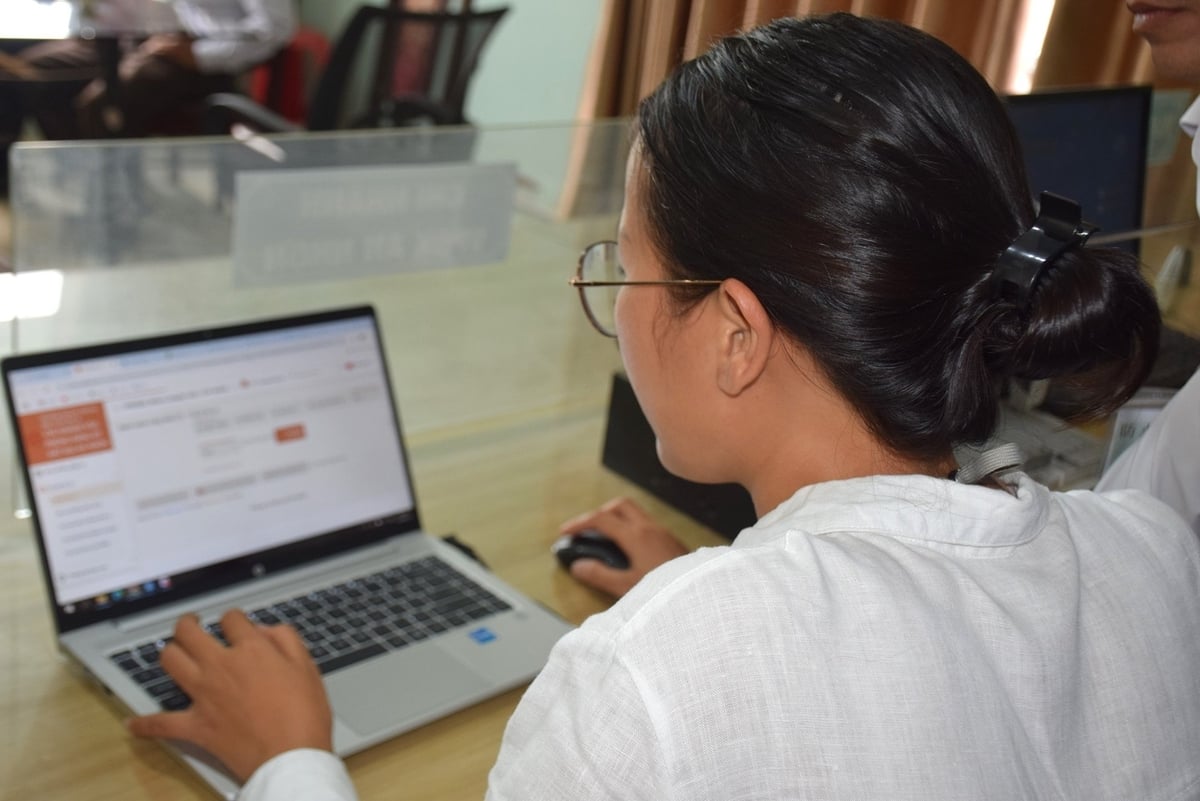 Nhân viên Văn phòng Đăng ký đất đai vận hành tiếp nhận hồ sơ từ Trung tâm Phục vụ hành chính công xã Gào. Ảnh: V.Đ.T. Nhân viên Văn phòng Đăng ký đất đai vận hành tiếp nhận hồ sơ từ Trung tâm Phục vụ hành chính công xã Gào. Ảnh: V.Đ.T.