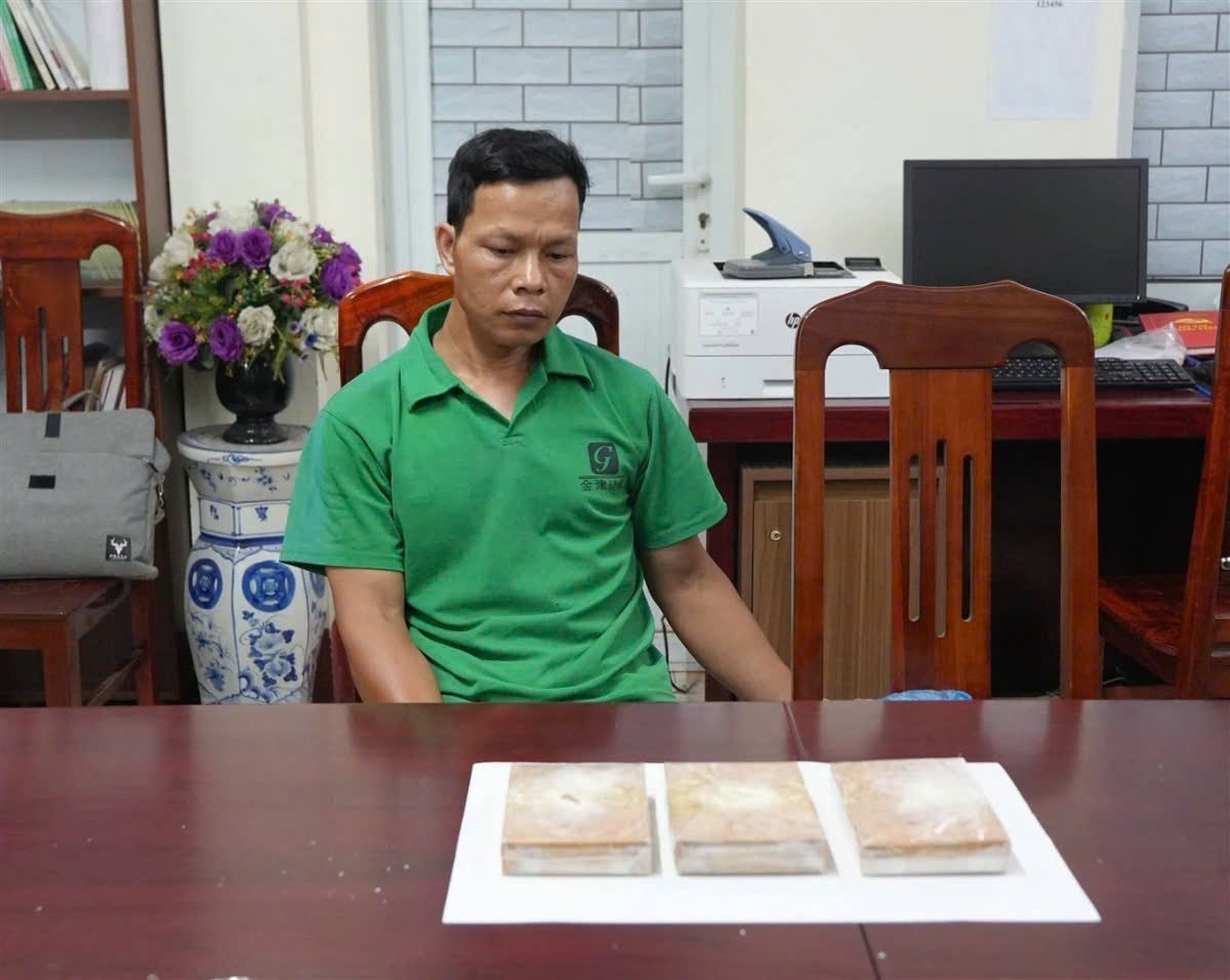 Đối tượng Lưu Văn Ánh cùng tang vật 3 bánh heroin, tổng trọng lượng 994,18 gram. Ảnh: Công an tỉnh Cao Bằng. Đối tượng Lưu Văn Ánh cùng tang vật 3 bánh heroin, tổng trọng lượng 994,18 gram. Ảnh: Công an tỉnh Cao Bằng.
