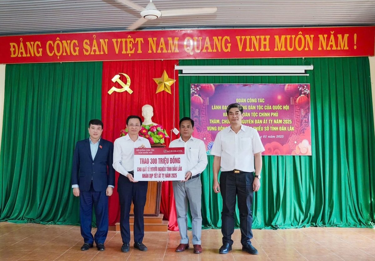 Lãnh đạo Agribank Chi nhánh tỉnh Đắk Lắk trao tiền ủng hộ Quỹ vì người nghèo tỉnh Đắk Lắk nhân dịp Tết Ất Tỵ 2025. Ảnh: Tuấn Trần. Lãnh đạo Agribank Chi nhánh tỉnh Đắk Lắk trao tiền ủng hộ Quỹ vì người nghèo tỉnh Đắk Lắk nhân dịp Tết Ất Tỵ 2025. Ảnh: Tuấn Trần.
