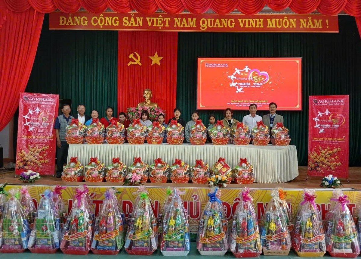 Agribank Chi nhánh tỉnh Đắk Lắk tặng quà cho hộ nghèo, trong chương trình 'Agribank - Tết nghĩa tình lần thứ 11 năm 2025'. Ảnh: Tuấn Trần. Agribank Chi nhánh tỉnh Đắk Lắk tặng quà cho hộ nghèo, trong chương trình 'Agribank - Tết nghĩa tình lần thứ 11 năm 2025'. Ảnh: Tuấn Trần.