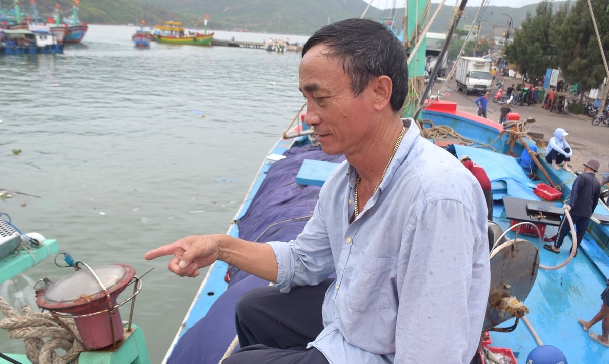 Đây là thiết bị giám sát hành trình ông Thi lắp trên nóc tàu cá BĐ 99007 TS của mình. Ảnh: V.Đ.T. Đây là thiết bị giám sát hành trình ông Thi lắp trên nóc tàu cá BĐ 99007 TS của mình. Ảnh: V.Đ.T.