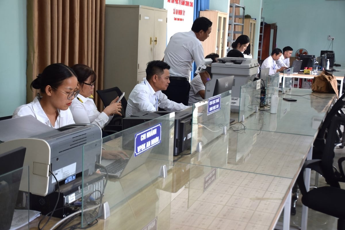 Nhân viên Văn phòng Đăng ký đất đai và nhân viên cơ quan thuế vận hành thử nghiệm mô hình chính quyền địa phương 2 cấp tại Trung tâm Phục vụ hành chính công xã An Nhơn Tây. Ảnh: V.Đ.T. Nhân viên Văn phòng Đăng ký đất đai và nhân viên cơ quan thuế vận hành thử nghiệm mô hình chính quyền địa phương 2 cấp tại Trung tâm Phục vụ hành chính công xã An Nhơn Tây. Ảnh: V.Đ.T.