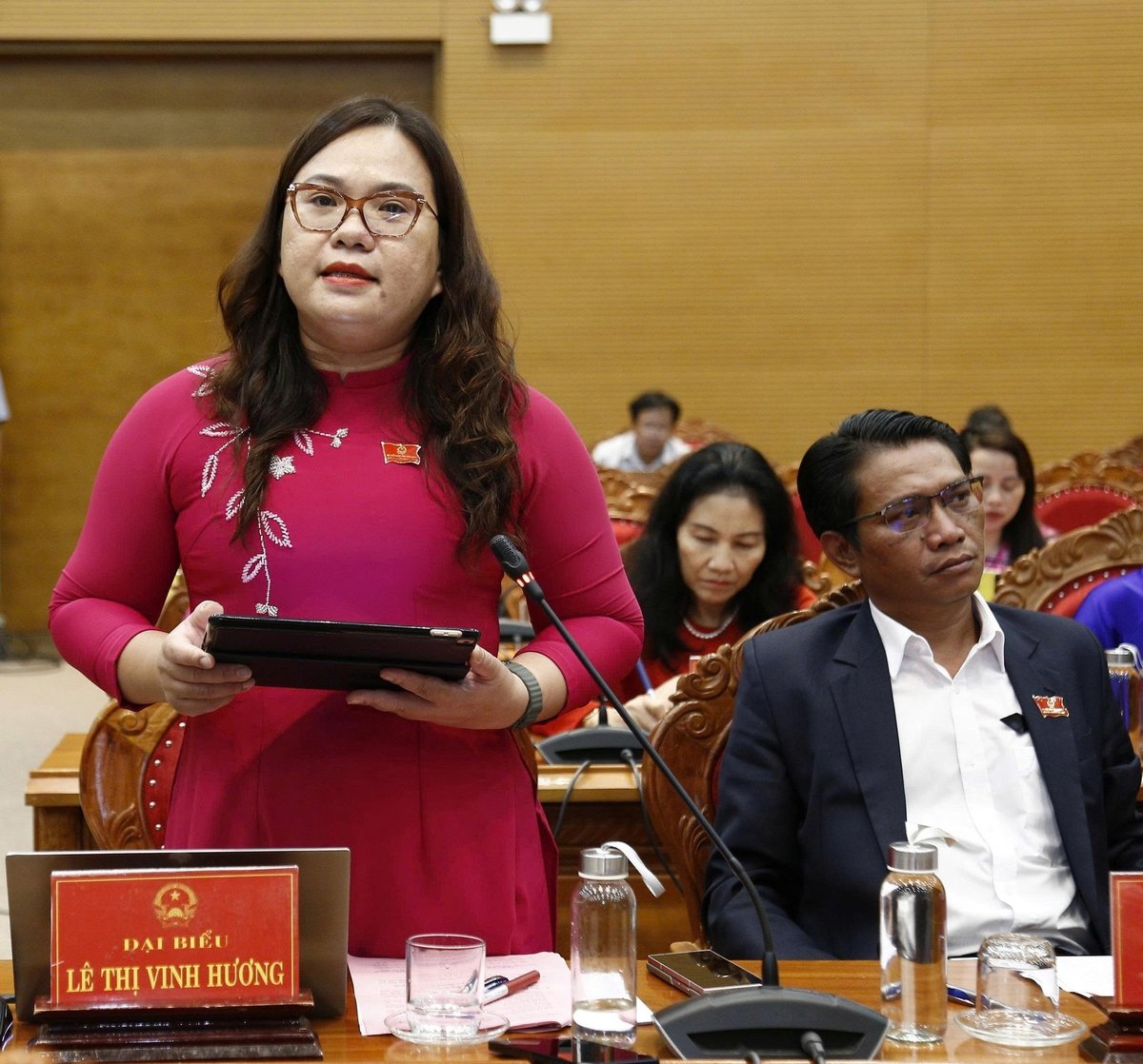 Đại biểu Lê Thị Vinh Hương (huyện Tuy Phước) phát biểu tại kỳ họp. Ảnh: V.Đ.T. Đại biểu Lê Thị Vinh Hương (huyện Tuy Phước) phát biểu tại kỳ họp. Ảnh: V.Đ.T.