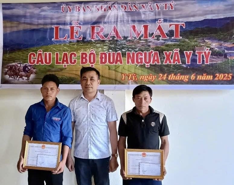 2 nài ngựa đạt thành tích cao được nhận giấy khen của UBND huyện Bát Xát. Ảnh: H.Kiều. 2 nài ngựa đạt thành tích cao được nhận giấy khen của UBND huyện Bát Xát. Ảnh: H.Kiều.