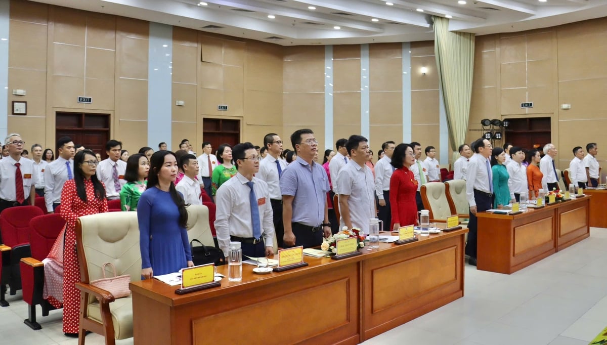 Các đại biểu chào cờ khai mạc Đại hội Đảng bộ Viện Khoa học KTTV&BĐKH, nhiệm kỳ 2025-2030. Ảnh: Khánh Ly. Các đại biểu chào cờ khai mạc Đại hội Đảng bộ Viện Khoa học KTTV&BĐKH, nhiệm kỳ 2025-2030. Ảnh: Khánh Ly.