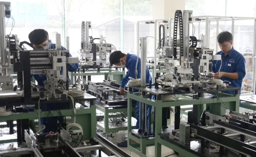 Nhóm máy móc, thiết bị, điện thoại di động, linh kiện và phụ tùng các loại tiếp tục tăng 94,42%. Ảnh: TTXVN. Nhóm máy móc, thiết bị, điện thoại di động, linh kiện và phụ tùng các loại tiếp tục tăng 94,42%. Ảnh: TTXVN.
