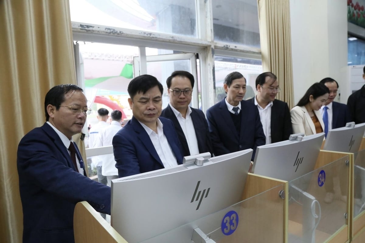 Ông Lê Văn Côn - Giám đốc Trung tâm Dịch vụ việc làm Thái Bình (đầu tiên từ trái qua) cho biết, tại Ngày hội tư vấn tuyển sinh, định hướng nghề nghiệp và kết nối cung - cầu lao động tháng 3 vừa qua, Trung tâm đã tư vấn việc làm và tư vấn định hướng nghề nghiệp cho gần 2.000 lao động và học sinh, sinh viên. Ảnh: Mai Anh. Ông Lê Văn Côn - Giám đốc Trung tâm Dịch vụ việc làm Thái Bình (đầu tiên từ trái qua) cho biết, tại Ngày hội tư vấn tuyển sinh, định hướng nghề nghiệp và kết nối cung - cầu lao động tháng 3 vừa qua, Trung tâm đã tư vấn việc làm và tư vấn định hướng nghề nghiệp cho gần 2.000 lao động và học sinh, sinh viên. Ảnh: Mai Anh.