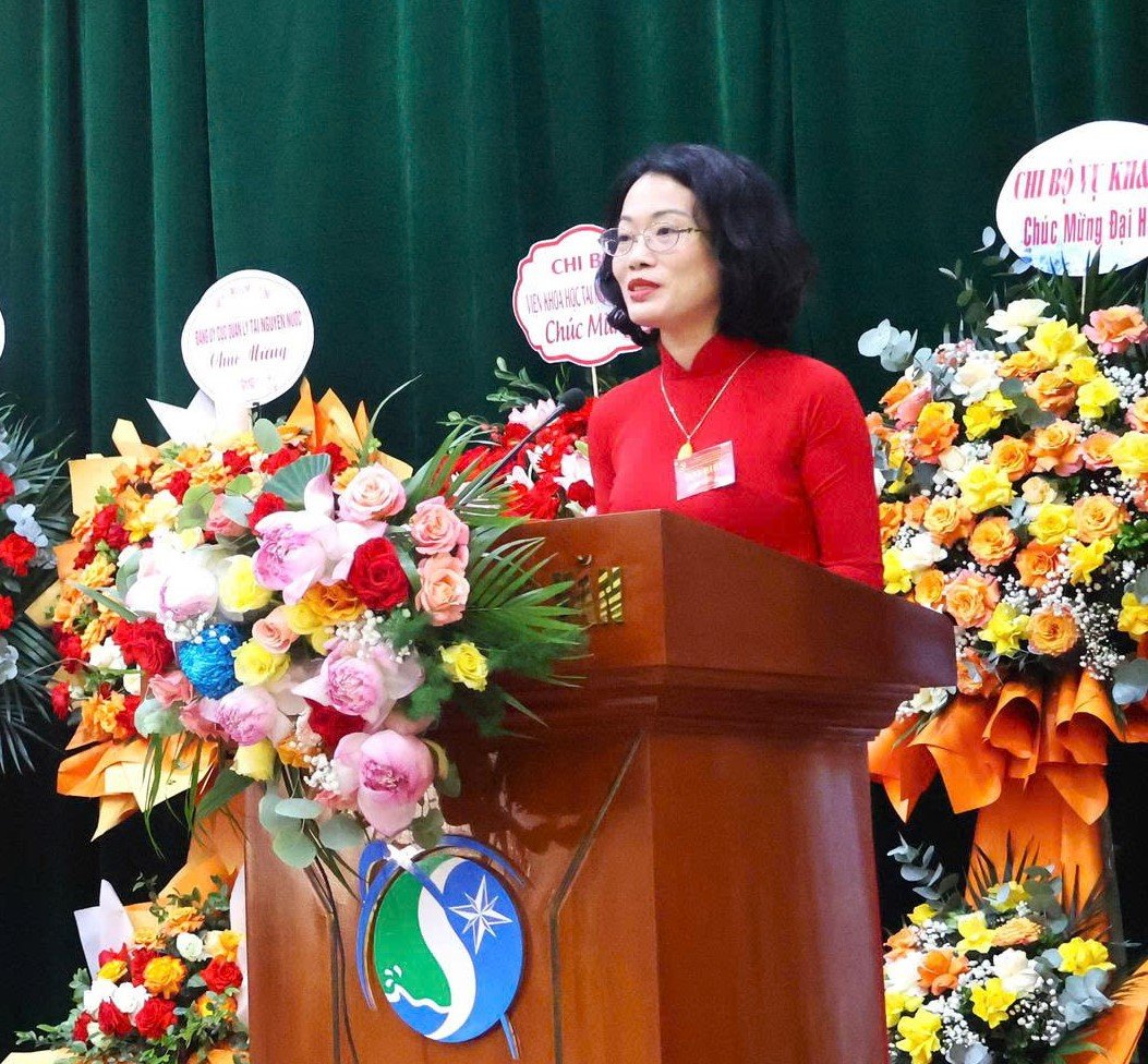 Theo Viện trưởng Viện Khoa học KTTV&BĐKH Phạm Thị Thanh Ngà, Viện đã chủ động phối hợp xây dựng đề án hợp nhất với Viện Khoa học môi trường, biển và hải đảo. Đây là bước đi chiến lược để kiện toàn tổ chức, tối ưu nguồn lực, hướng tới nghiên cứu liên ngành. Ảnh: Khánh Ly. Theo Viện trưởng Viện Khoa học KTTV&BĐKH Phạm Thị Thanh Ngà, Viện đã chủ động phối hợp xây dựng đề án hợp nhất với Viện Khoa học môi trường, biển và hải đảo. Đây là bước đi chiến lược để kiện toàn tổ chức, tối ưu nguồn lực, hướng tới nghiên cứu liên ngành. Ảnh: Khánh Ly.