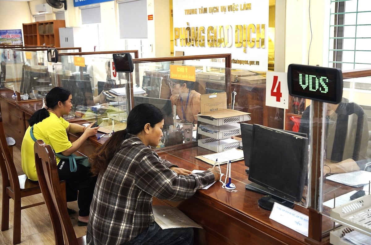 Người lao động đến làm thủ tục hưởng bảo hiểm thất nghiệp. Ảnh: Phạm Hiếu. Người lao động đến làm thủ tục hưởng bảo hiểm thất nghiệp. Ảnh: Phạm Hiếu.