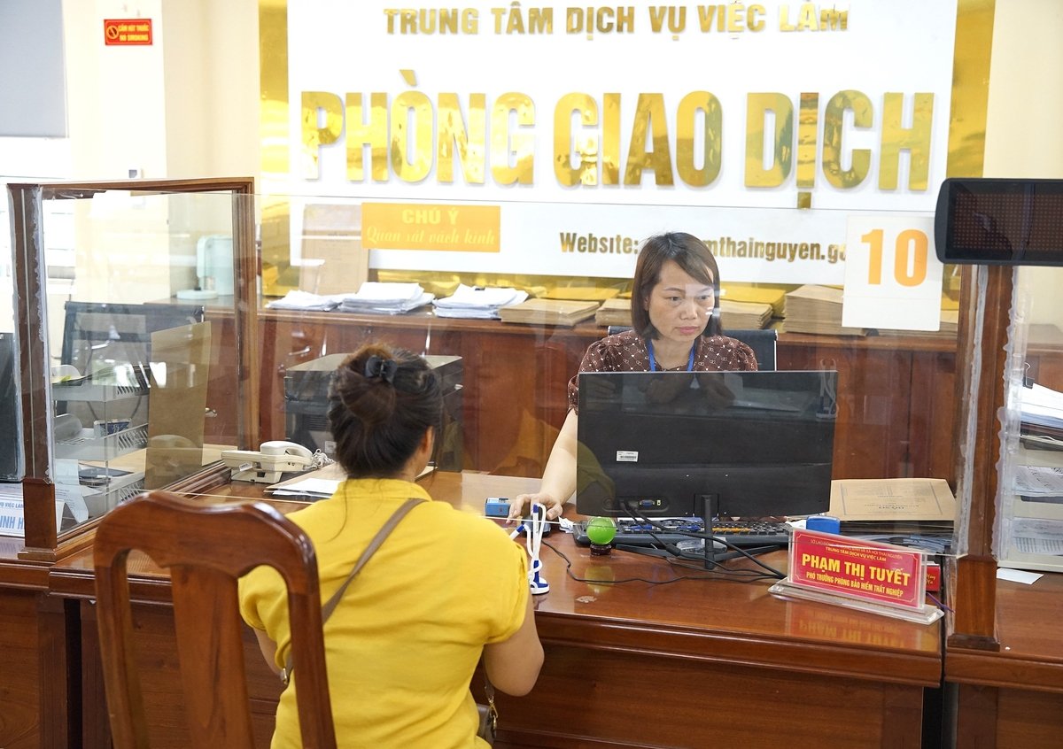 Bà Phạm Thị Tuyết tận tình hướng dẫn người lao động làm thủ tục. Ảnh: Linh Linh. Bà Phạm Thị Tuyết tận tình hướng dẫn người lao động làm thủ tục. Ảnh: Linh Linh.