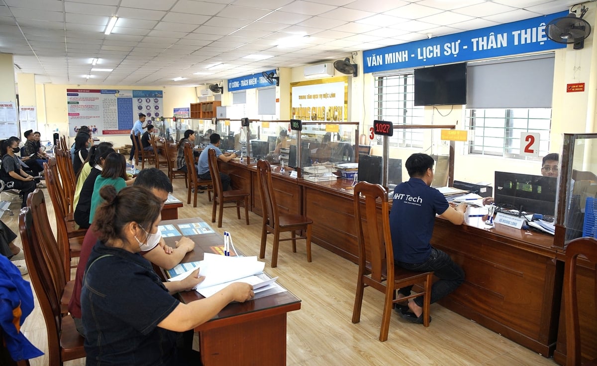 Mới đầu buổi sáng nhưng không khí tại Trung tâm Dịch vụ việc làm Thái Nguyên đã vô cùng nhộn nhịp. Ảnh: Phạm Hiếu. Mới đầu buổi sáng nhưng không khí tại Trung tâm Dịch vụ việc làm Thái Nguyên đã vô cùng nhộn nhịp. Ảnh: Phạm Hiếu.