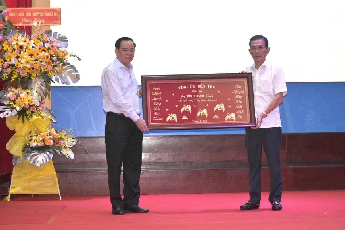 Dịp này, tỉnh Bến Tre tặng nhiều bằng khen cho các tập thể, cá nhân có nhiều đóng góp cho phong trào xóa nhà tạm trên địa bàn tỉnh. Ảnh: Kiều Nhi. Dịp này, tỉnh Bến Tre tặng nhiều bằng khen cho các tập thể, cá nhân có nhiều đóng góp cho phong trào xóa nhà tạm trên địa bàn tỉnh. Ảnh: Kiều Nhi.