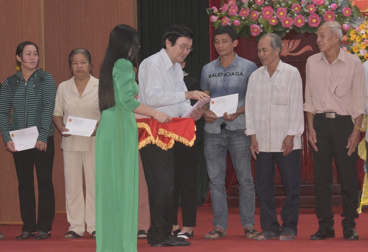 Nguyên Chủ tịch nước Trương Tấn Sang đến dự và trao quà cho các hộ dân nhận nhà. Ảnh: Kiều Nhi. Nguyên Chủ tịch nước Trương Tấn Sang đến dự và trao quà cho các hộ dân nhận nhà. Ảnh: Kiều Nhi.