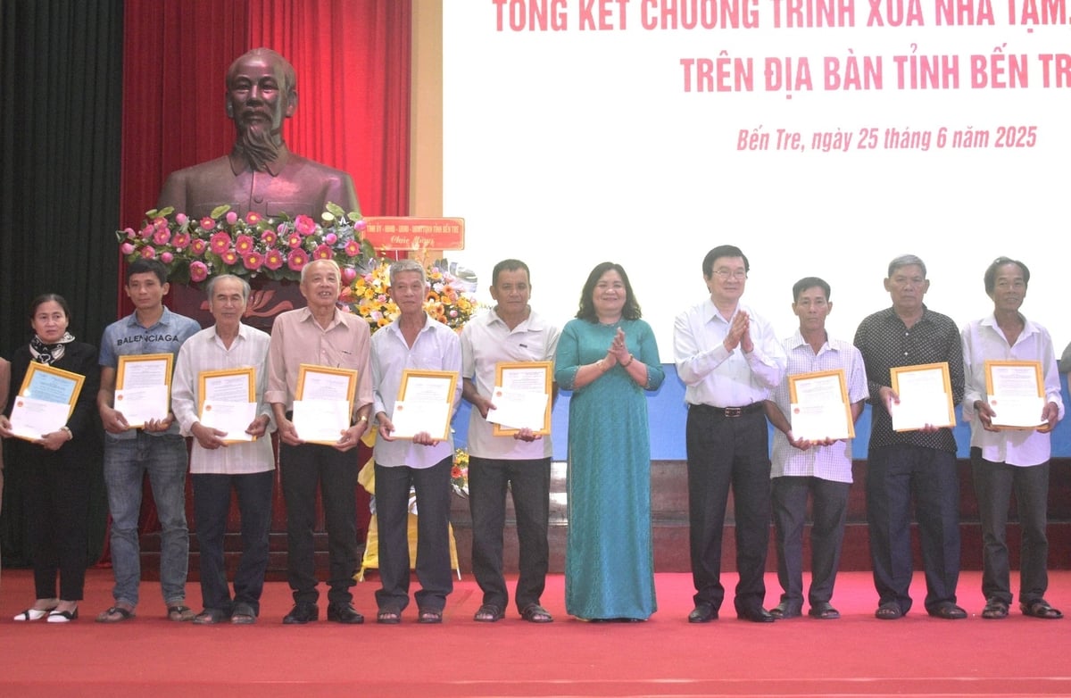 Đại diện 60 hộ dân nhận quyết định trao nhà của tỉnh. Ảnh: Kiều Nhi. Đại diện 60 hộ dân nhận quyết định trao nhà của tỉnh. Ảnh: Kiều Nhi.