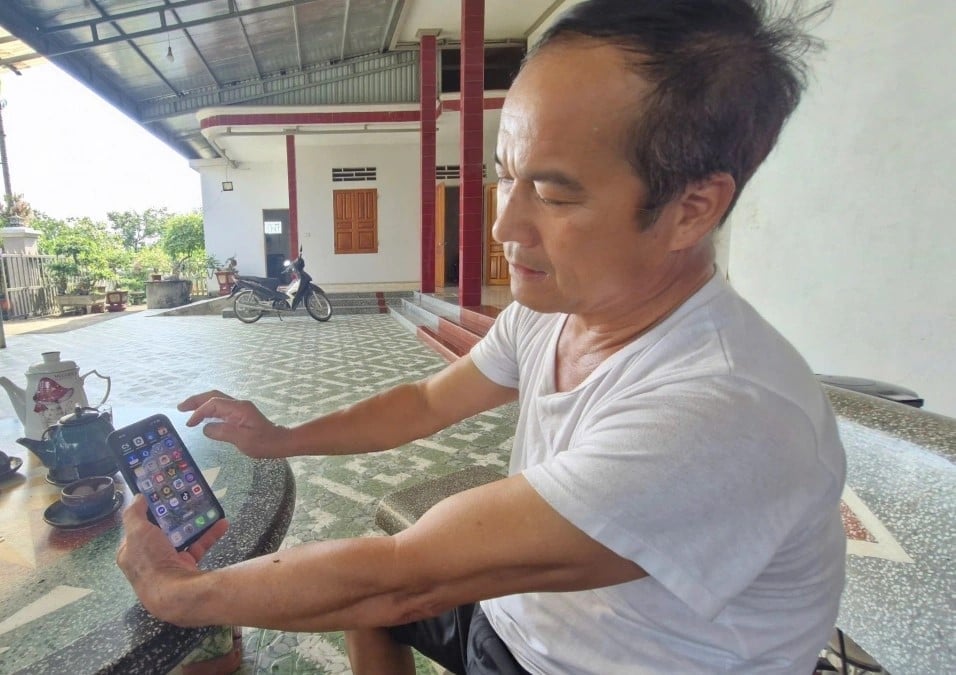 Chỉ một thao tác bấm điện thoại, hệ thống tưới sẽ hoạt động theo ý muốn giúp cho vườn bưởi luôn xanh tốt, trái mọng. Ảnh: Thanh Tiến. Chỉ một thao tác bấm điện thoại, hệ thống tưới sẽ hoạt động theo ý muốn giúp cho vườn bưởi luôn xanh tốt, trái mọng. Ảnh: Thanh Tiến.