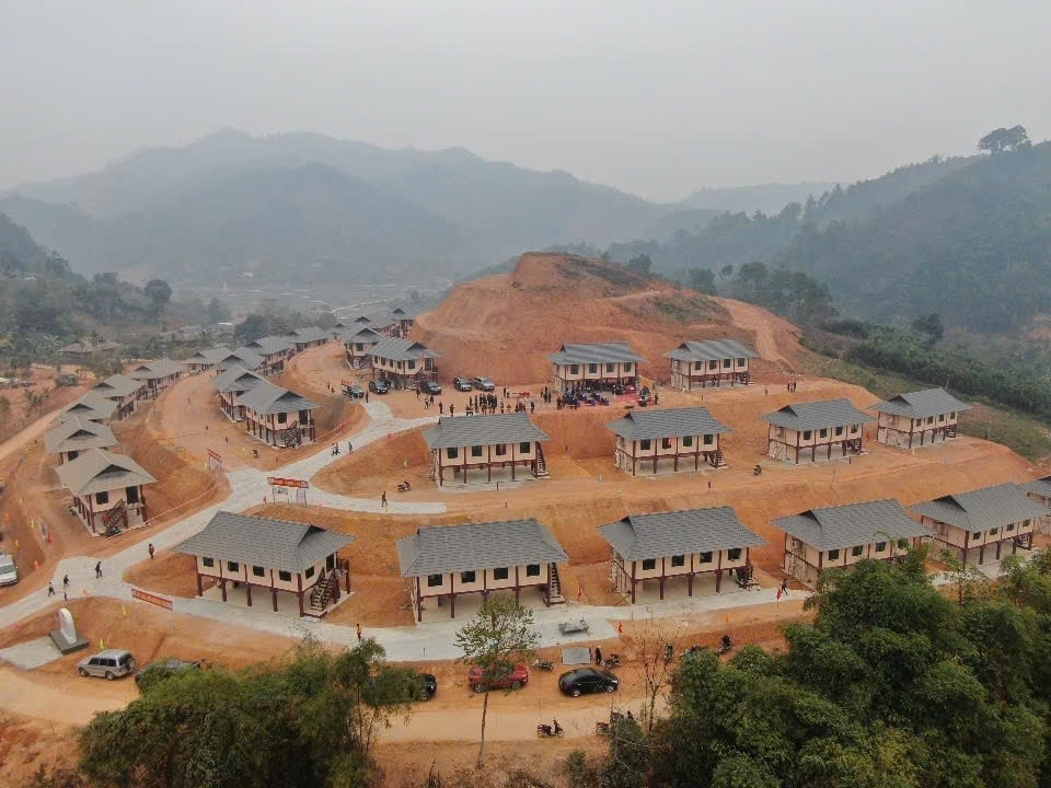 Khu tái định cư Át Thượng được xây dựng trên 1 quả đồi với những ngôi nhà thiết kế theo kiến trúc người dân tộc Tày. Ảnh: Thanh Tiến. Khu tái định cư Át Thượng được xây dựng trên 1 quả đồi với những ngôi nhà thiết kế theo kiến trúc người dân tộc Tày. Ảnh: Thanh Tiến.