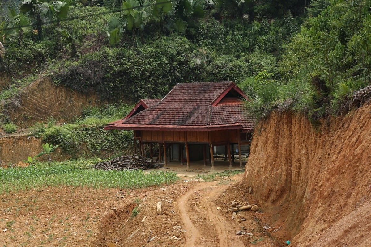 Một ngôi nhà chưa sập đổ, nhưng người dân không dám trở về sinh sống vì lo sợ. Ảnh: Thanh Tiến. Một ngôi nhà chưa sập đổ, nhưng người dân không dám trở về sinh sống vì lo sợ. Ảnh: Thanh Tiến.