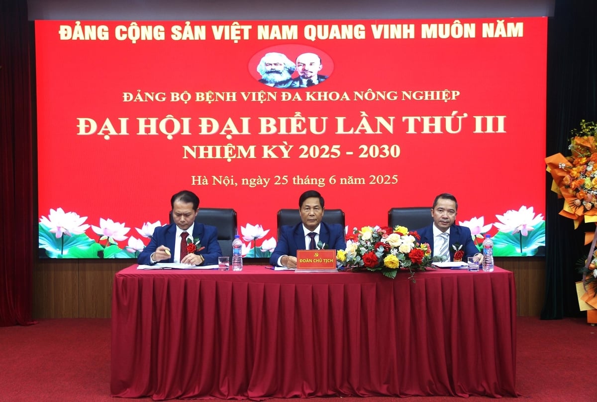 Đoàn Chủ tịch Đại hội. Ảnh: Phạm Hiếu. Đoàn Chủ tịch Đại hội. Ảnh: Phạm Hiếu.