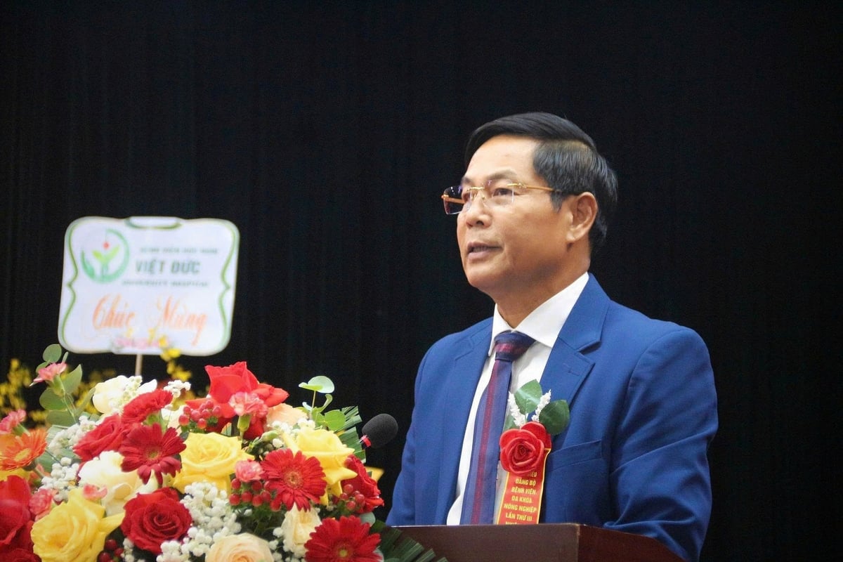 Bí thư Đảng ủy, Giám đốc Bệnh viện Hà Hữu Tùng phát biểu khai mạc Đại hội. Ảnh: Phạm Hiếu. Bí thư Đảng ủy, Giám đốc Bệnh viện Hà Hữu Tùng phát biểu khai mạc Đại hội. Ảnh: Phạm Hiếu.