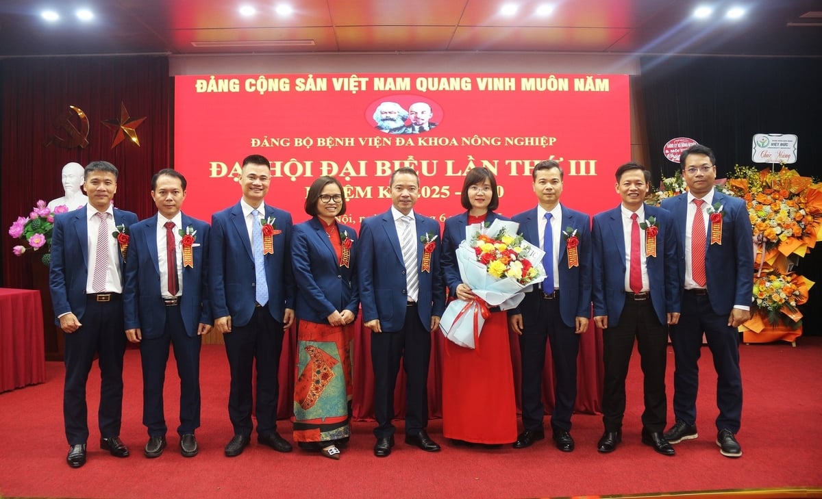 Ban Chấp hành Đảng bộ Bệnh viện Đa khoa Nông nghiệp nhiệm kỳ 2025 - 2030 ra mắt Đại hội. Ảnh: Phạm Hiếu. Ban Chấp hành Đảng bộ Bệnh viện Đa khoa Nông nghiệp nhiệm kỳ 2025 - 2030 ra mắt Đại hội. Ảnh: Phạm Hiếu.