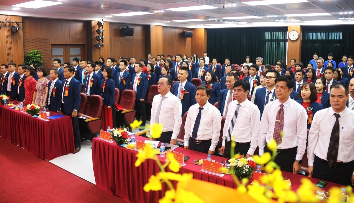 Các đại biểu làm lễ chào cờ. Ảnh: Phạm Hiếu. Các đại biểu làm lễ chào cờ. Ảnh: Phạm Hiếu.