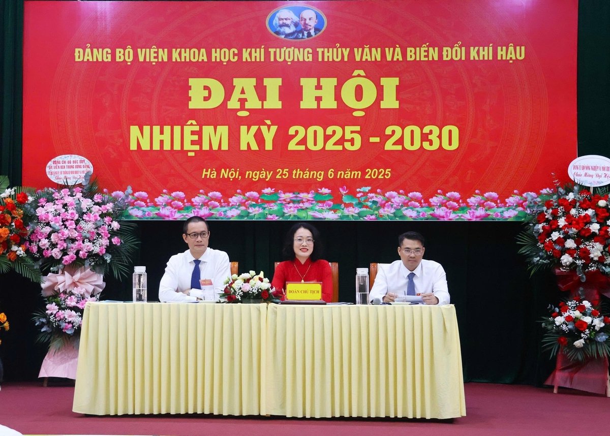 Đoàn Chủ tịch điều hành Đại hội Đảng bộ Viện Khoa học KTTV&BĐKH, nhiệm kỳ 2025-2030. Ảnh: Khánh Ly. Đoàn Chủ tịch điều hành Đại hội Đảng bộ Viện Khoa học KTTV&BĐKH, nhiệm kỳ 2025-2030. Ảnh: Khánh Ly.